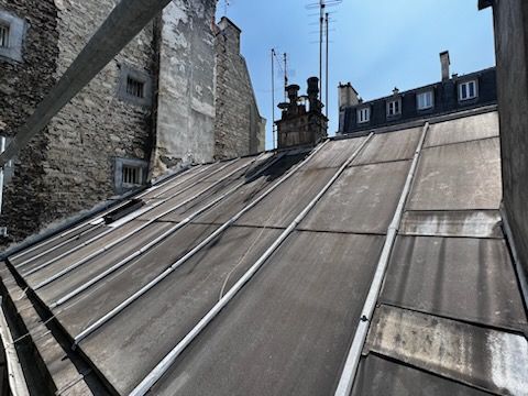 Une toiture en cours de rénovation