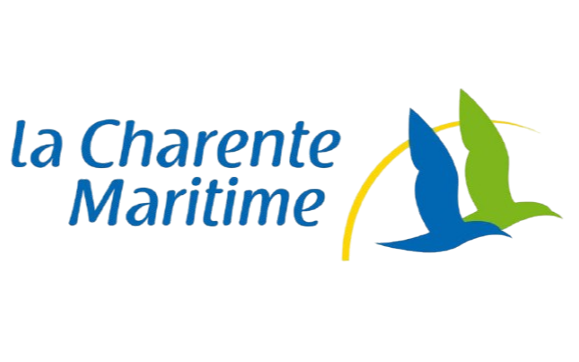 La Charente Maritime : Oiseaux bleus et verts en vol, avec un arc jaune au-dessus d'eux, texte en bleu.