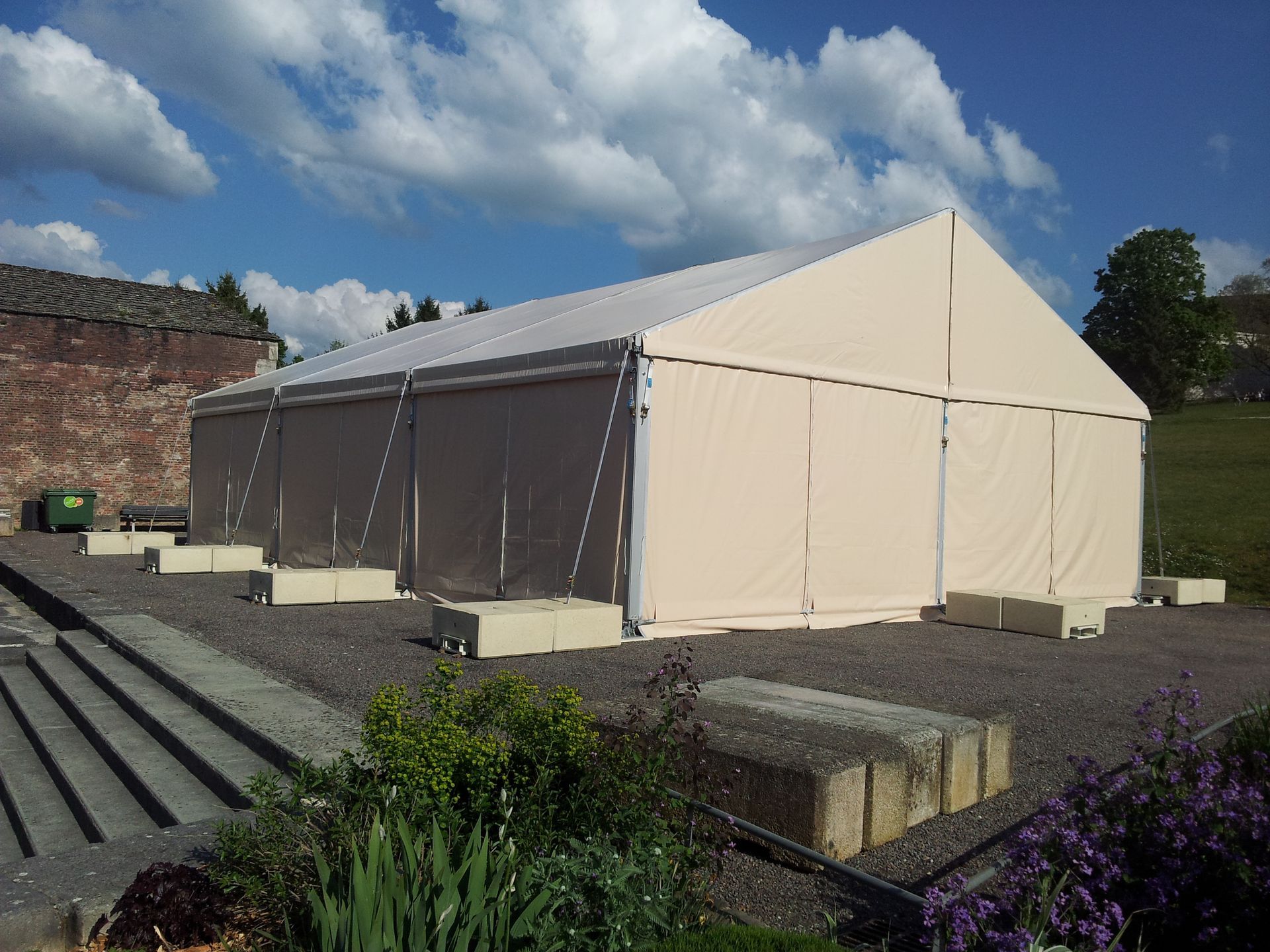 Une structure modulaire montée sur du béton