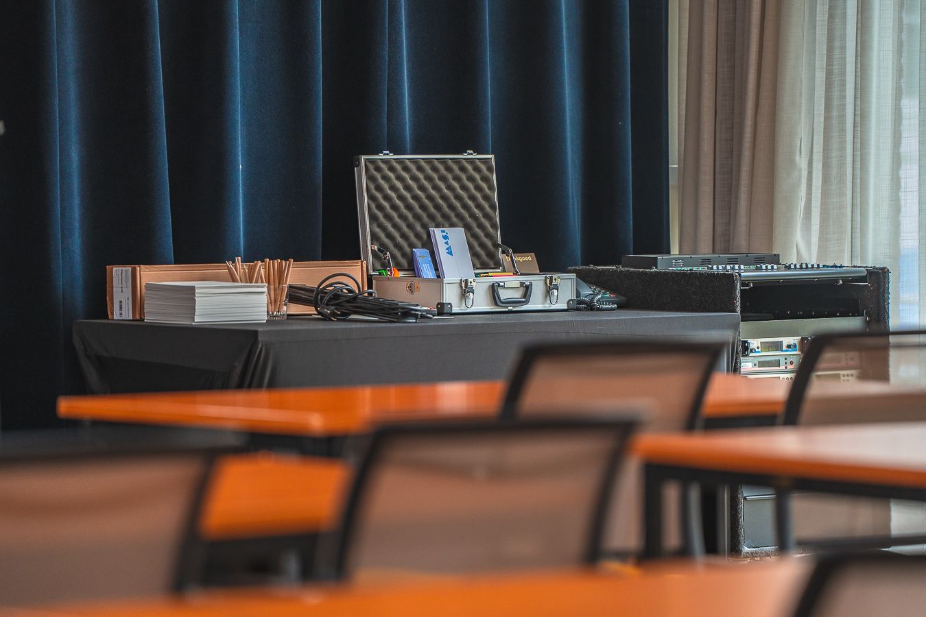 Een man en een vrouw zitten aan een tafel met een laptop.