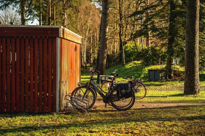 Fietsenstalling en opladen elektrische fiets bij Landgoed ISVW