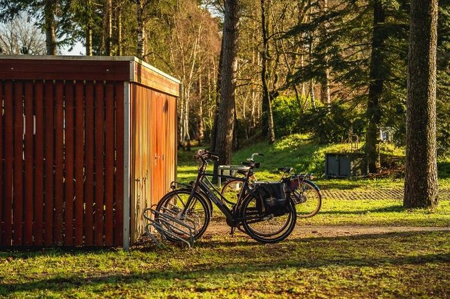 Fietsstalling en opladen elektrische fiets bij Landgoed ISVW