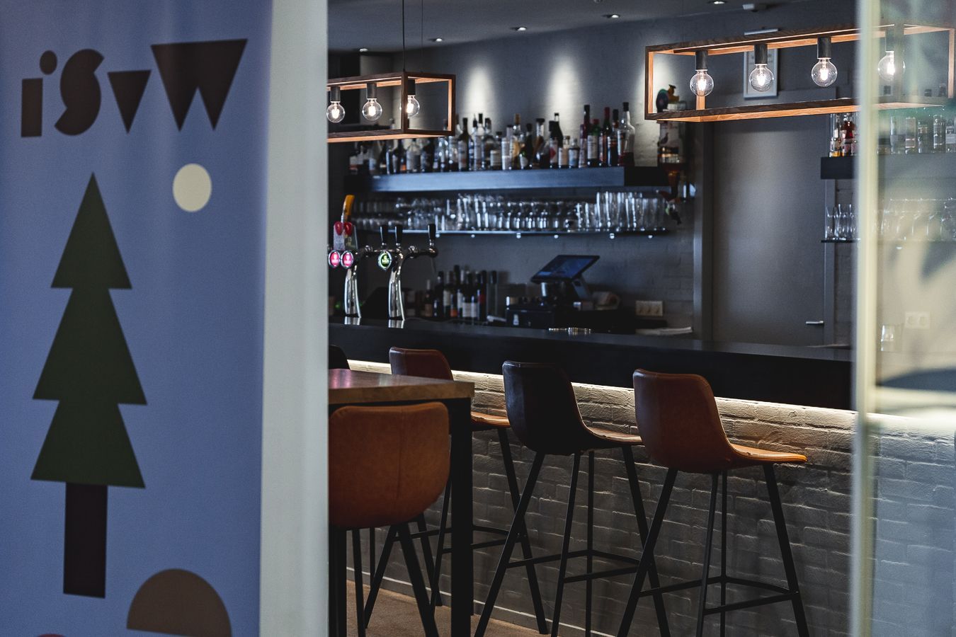 Een man en een vrouw zitten aan een tafel met een laptop.