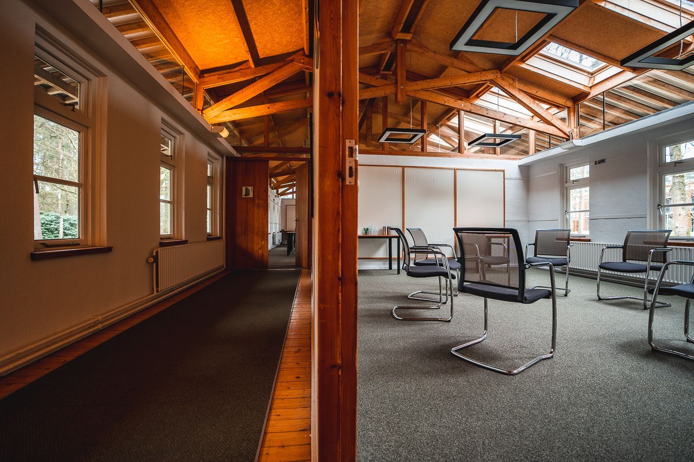 Een man en een vrouw zitten aan een tafel met een laptop.