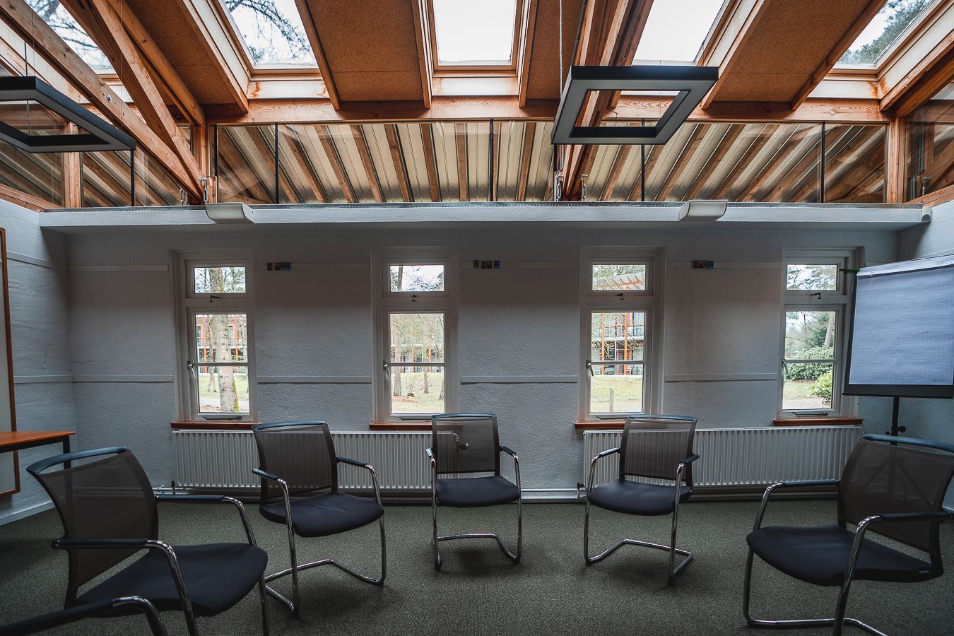Vergaderen bij Landgoed ISVW in de vergaderzaal Stoa Zaal in gebouw de Kuilen