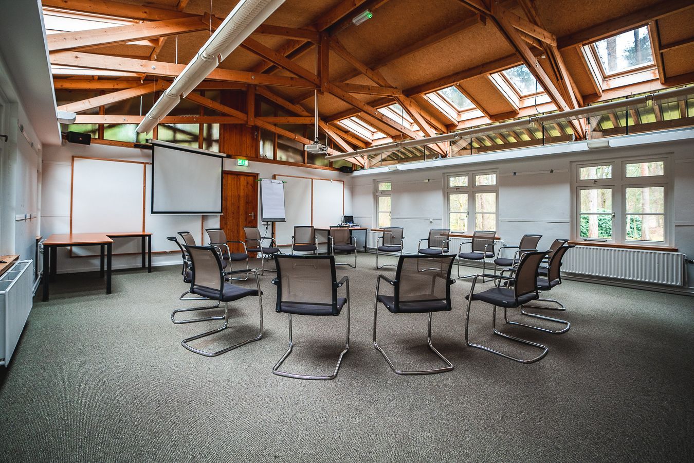 Een close-up van een houten constructie met bomen op de achtergrond.