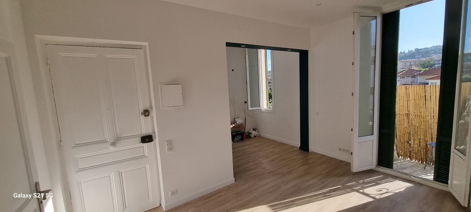 Une pièce vide avec une porte et une fenêtre.