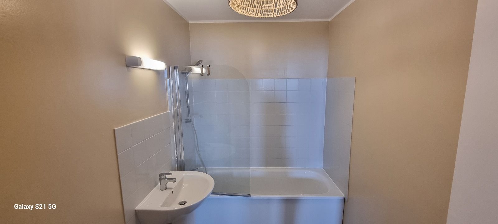 Une salle de bain avec lavabo, baignoire et douche.