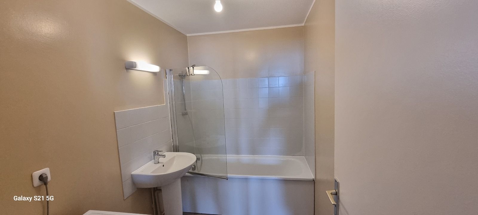 Une salle de bain avec lavabo, WC et baignoire.