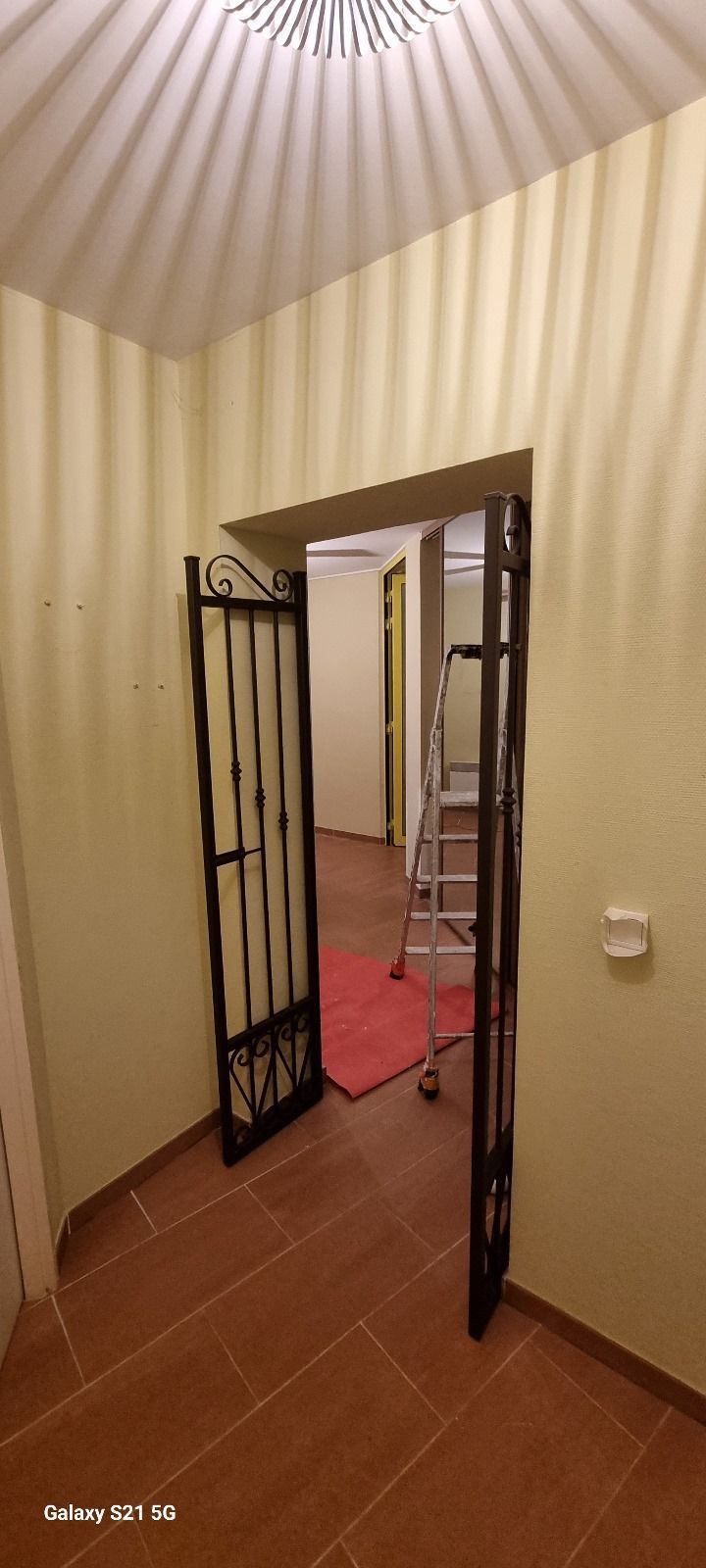 Une pièce avec une porte et une échelle à l'intérieur.