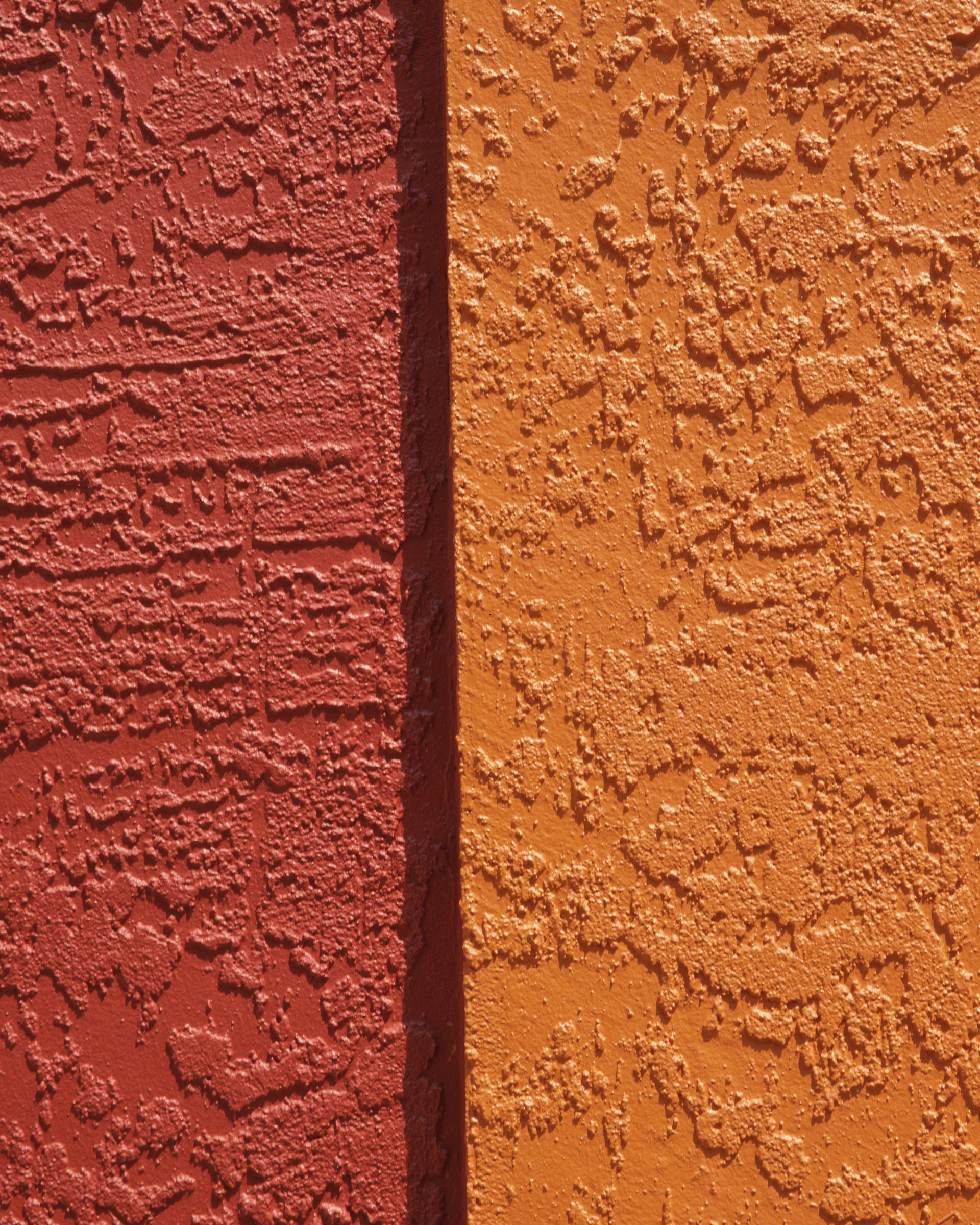 Un gros plan de deux types différents de peinture sur un mur.