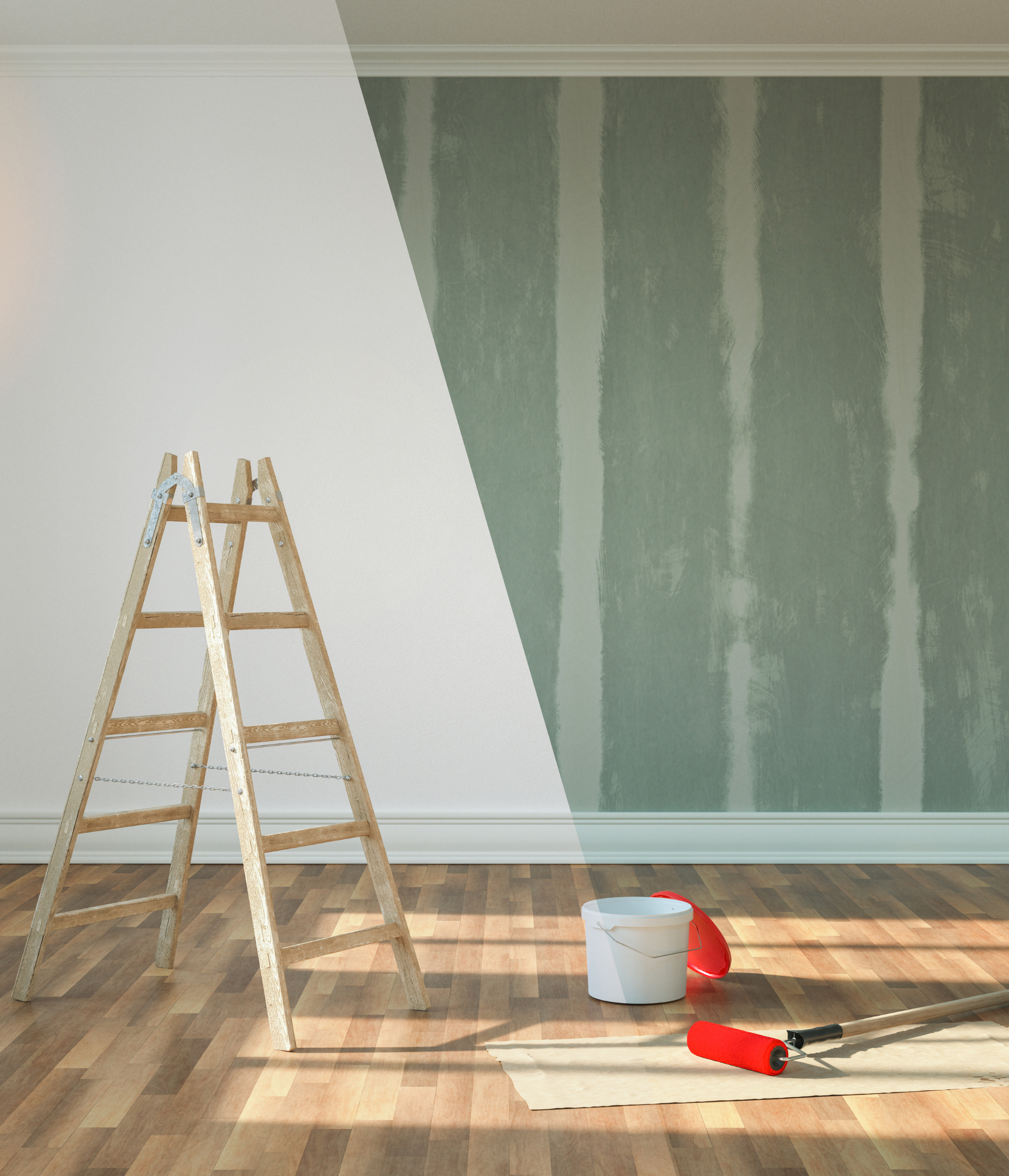 Une échelle en bois est posée sur un plancher en bois à côté d'un seau de peinture.