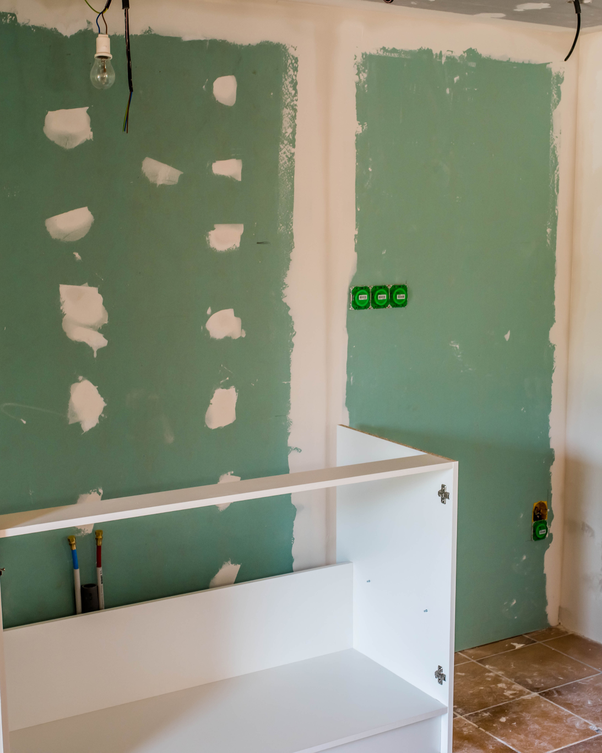 Une pièce avec une porte verte qui dit ccc dessus