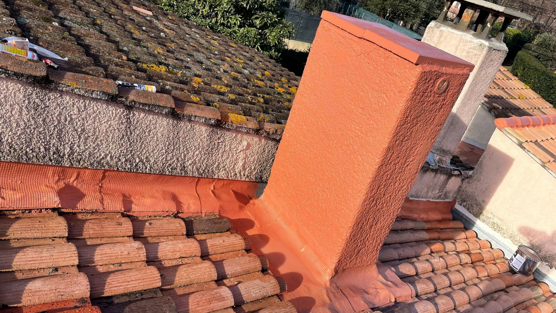 Pose d'une peinture isolante de couleur orange sur et autour d'une cheminée.