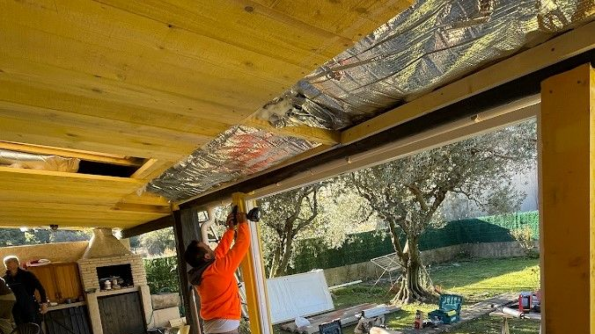 Isolation de la toiture d'une extension.