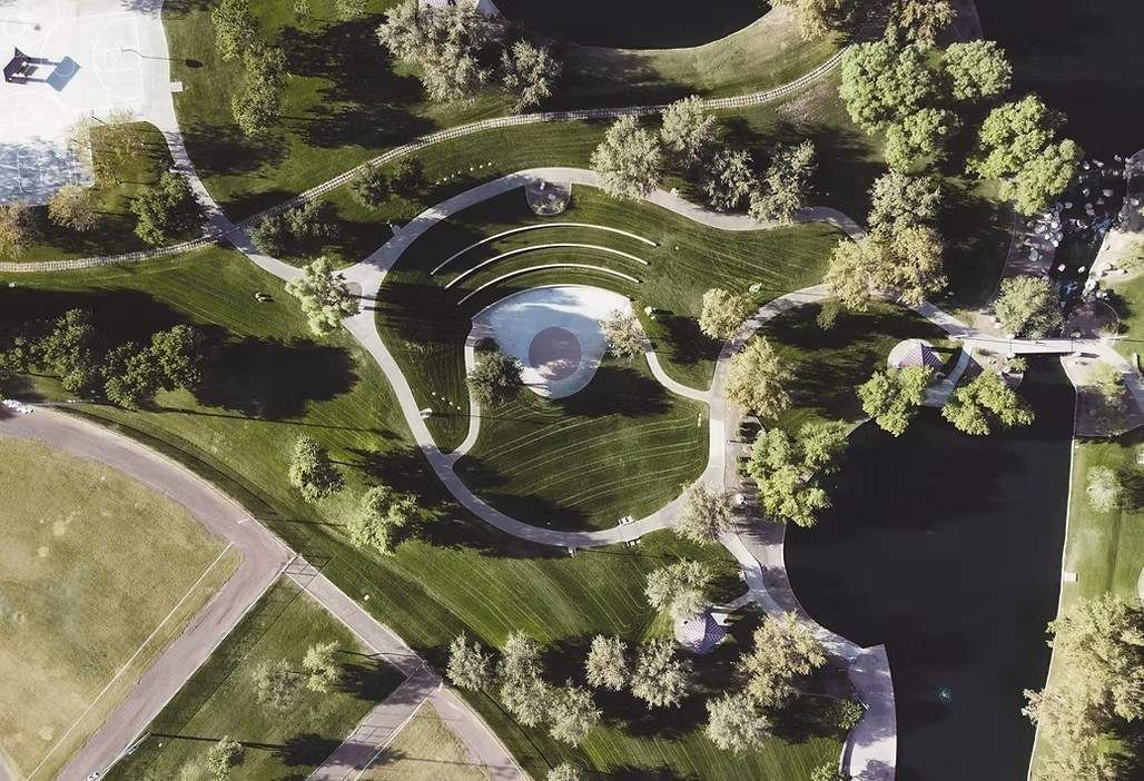 Hermoso parque con espaciosas &aacute;reas verdes, con construcciones y dise&ntilde;o moderno