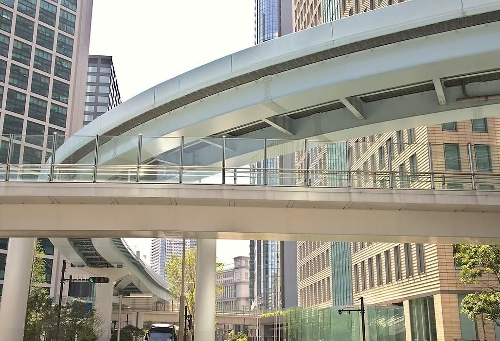 Construcción moderna con muchos edificios de fondo en el centro de una ciudad