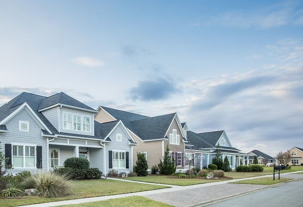 Hermoso barrio con casas de 2 pisos, ventanales grandes y césped