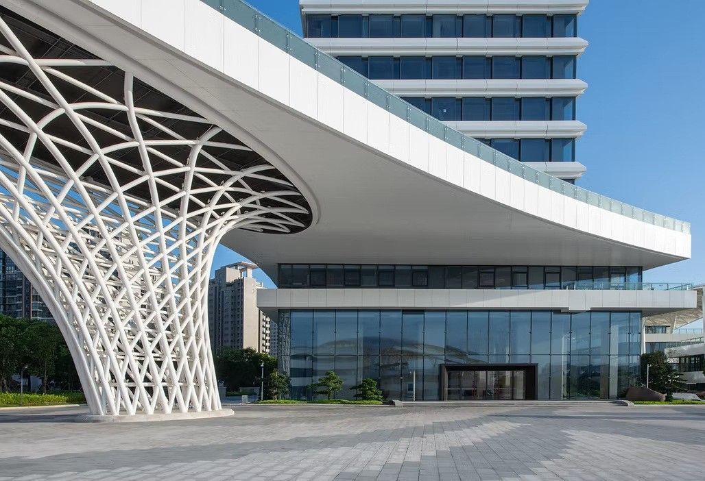 Construcción moderna con vidrios y el cielo azul