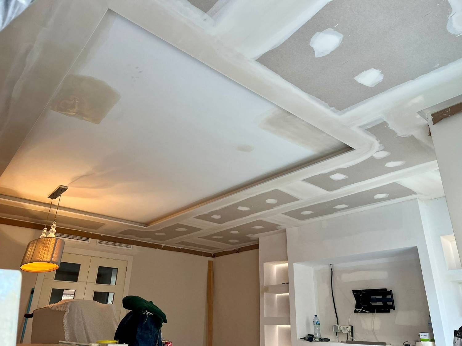 Construcción de techo, paneles de yeso con molduras decorativas; toma interior, parcialmente completa.