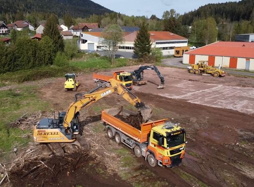Photo aérienne de plusieurs engins de chantier