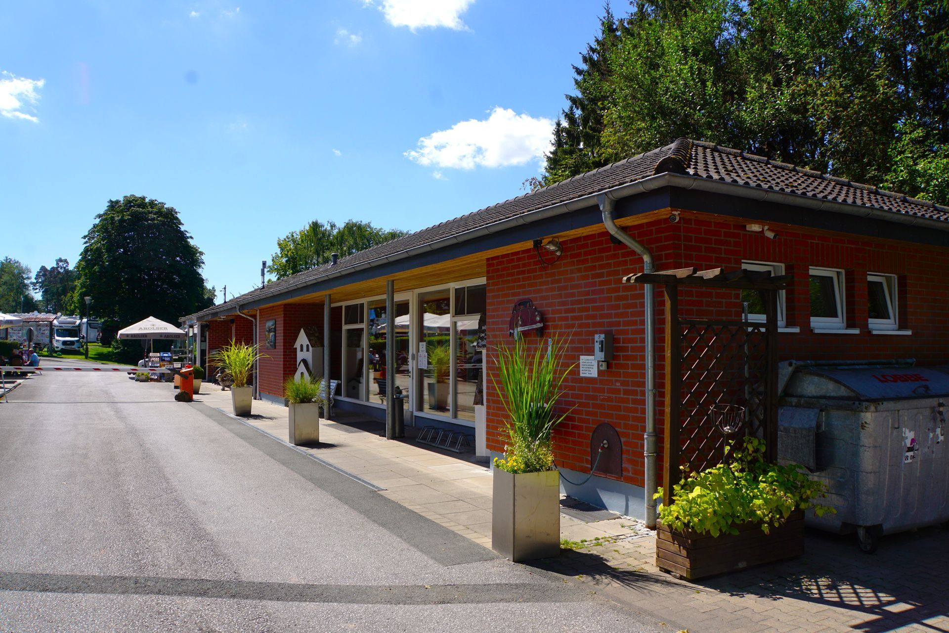 Ein Backsteingebäude mit einem Dach und vielen Fenstern
