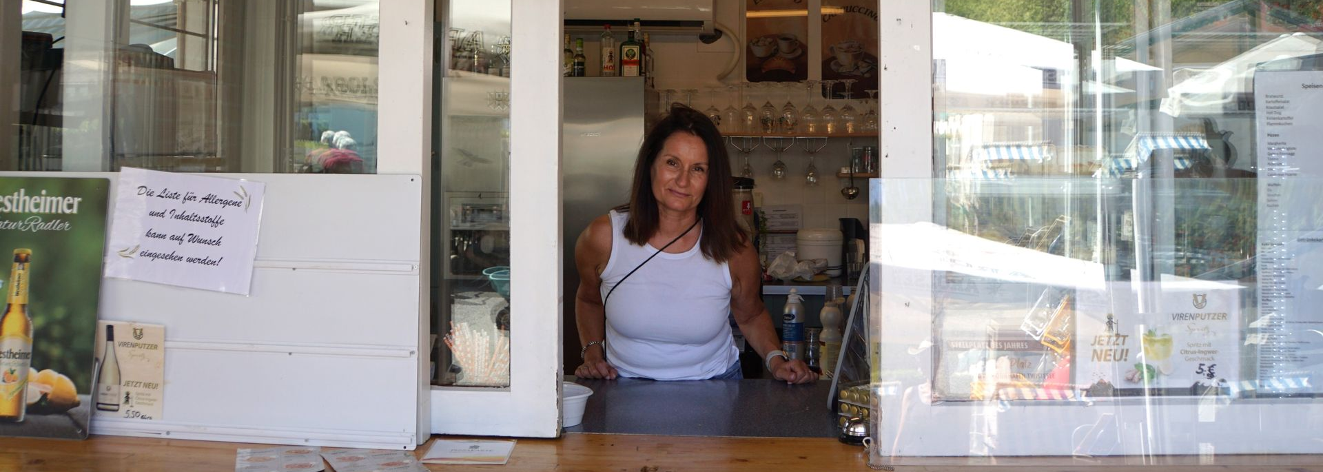 Ein rot-weißer Leuchtturm steht inmitten eines Parks.