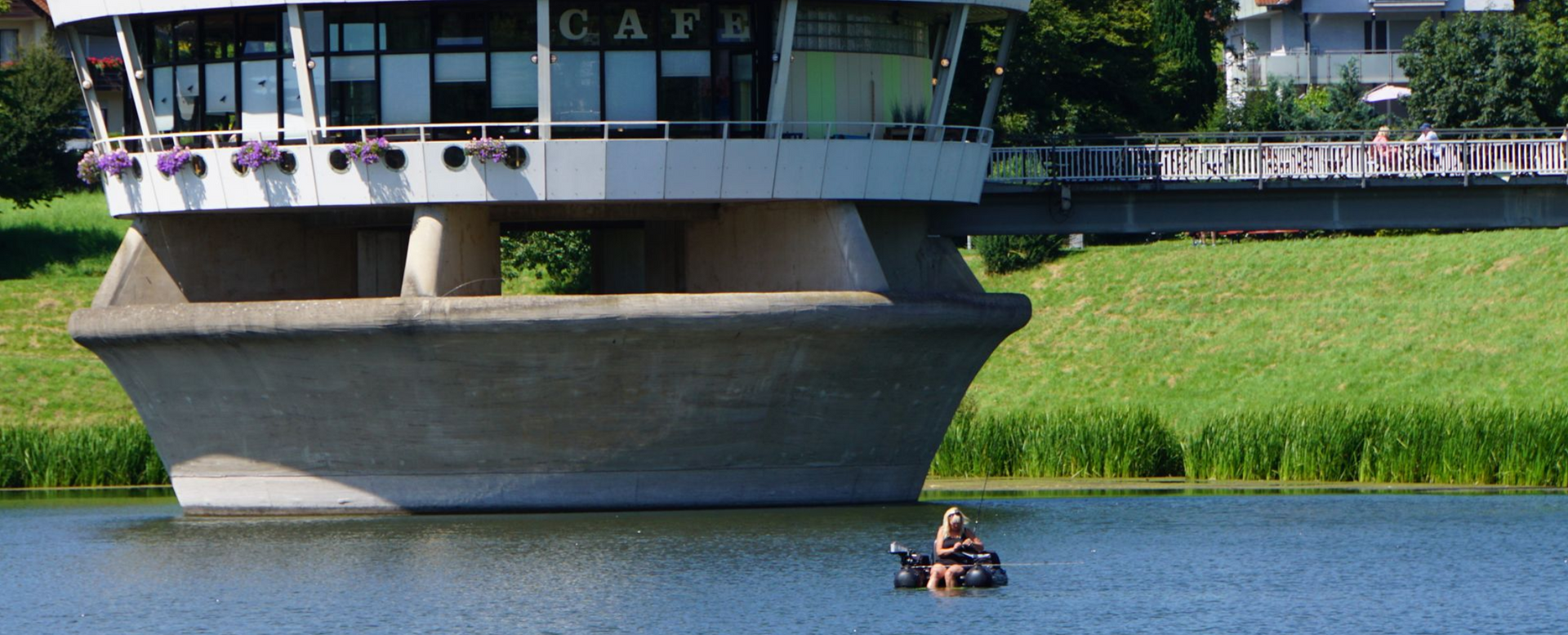 Stellplätze für Wohnmobile mit Ausblick - Reisemobilhafen Twistesee Eine Reihe Wohnmobile sind auf einem Feld geparkt.