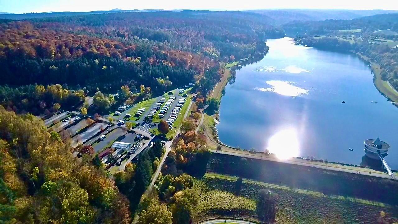 Eine Luftaufnahme eines Campingplatzes neben einem See.