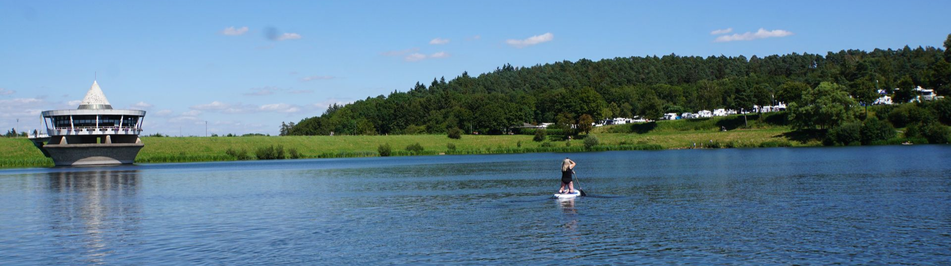 Ein verschwommenes Bild von einem Strand mit einem Gebäude im Hintergrund