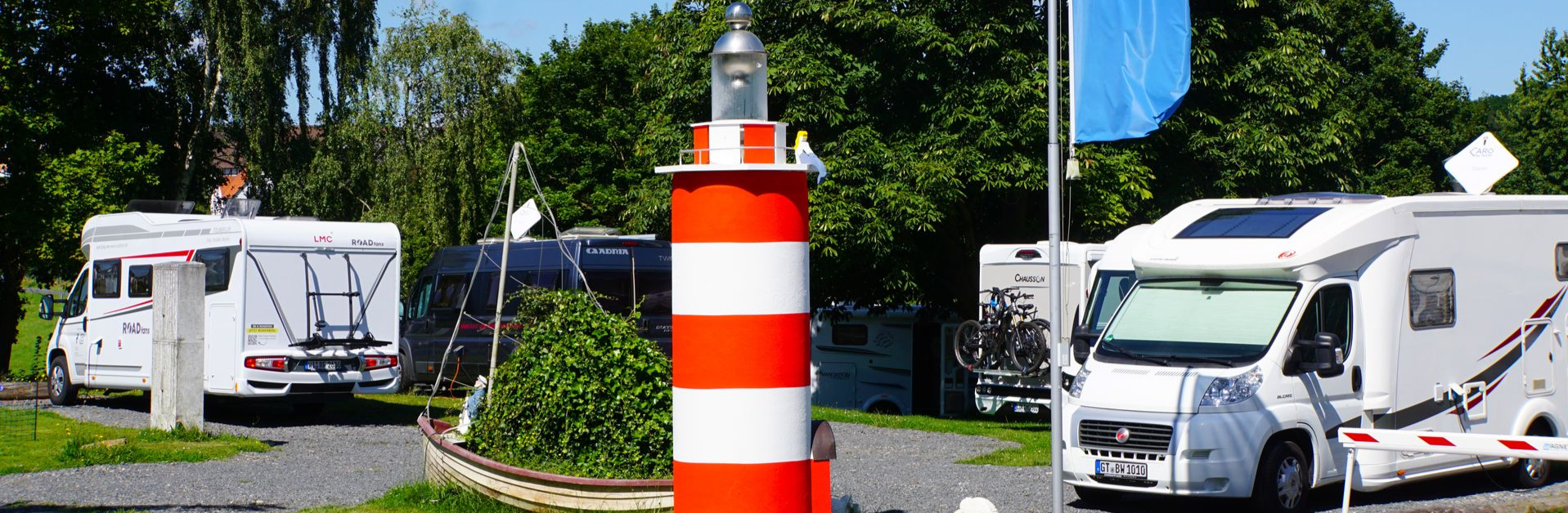 Eine Reihe von Wohnmobilen steht auf einem Parkplatz