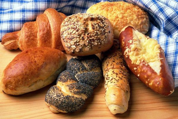 Ein Haufen verschiedener Brotsorten auf einem Tisch