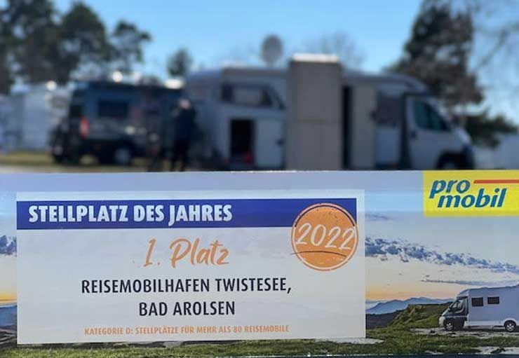 A rv parked in front of a sign that says stellplatz des jahres