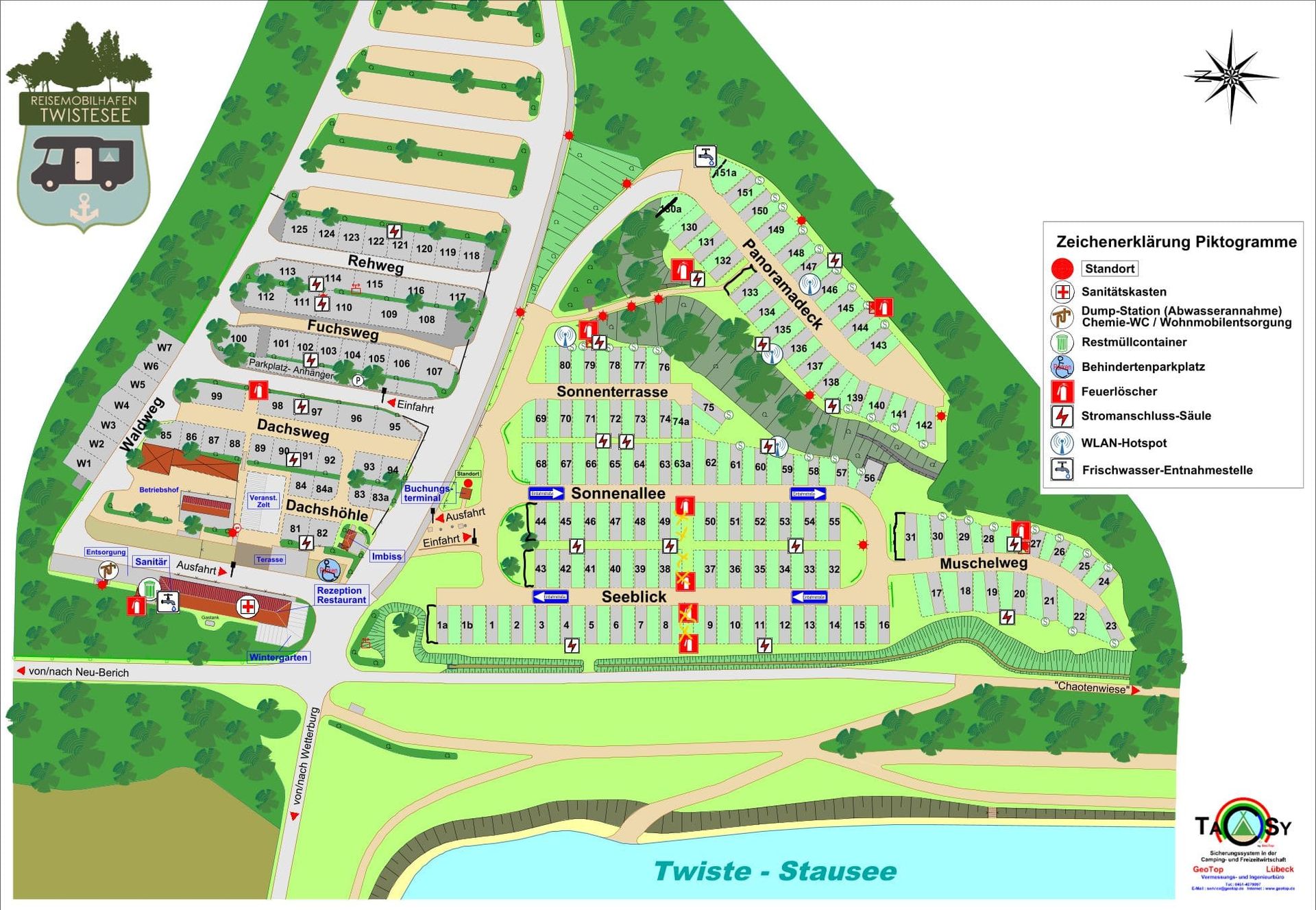 Eine Karte eines Campingplatzes mit einem Kompass, der nach Norden zeigt