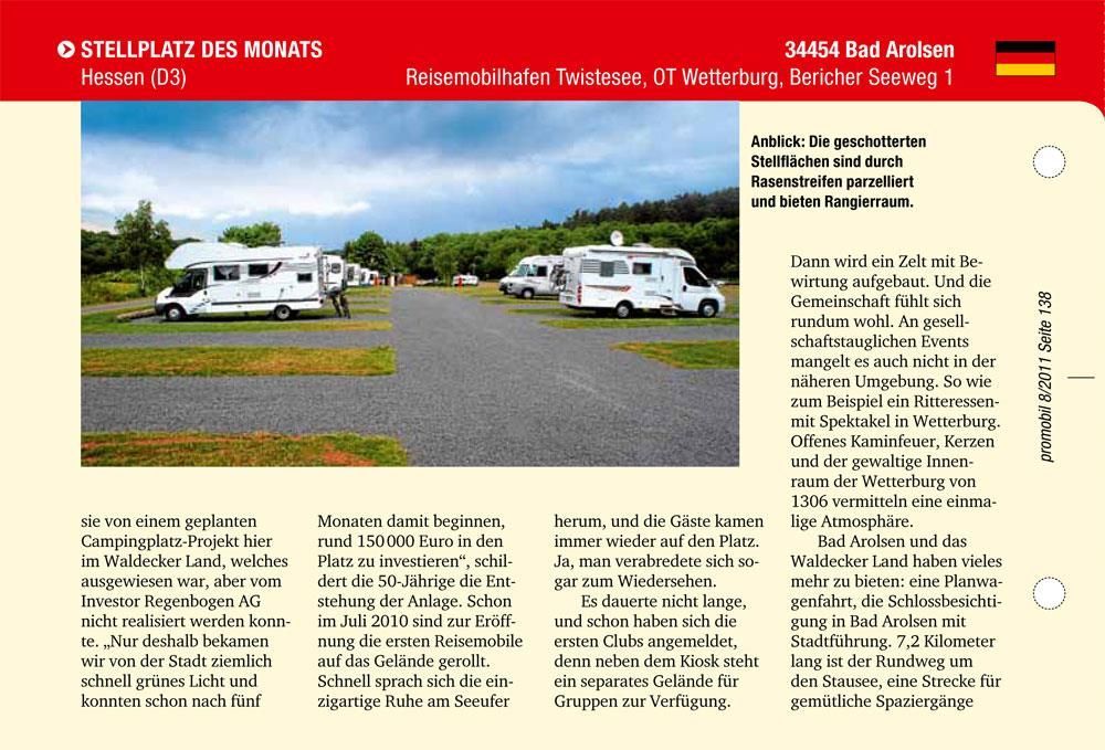 Ein Bild von einem Wohnmobil, das auf einer unbefestigten Straße geparkt ist