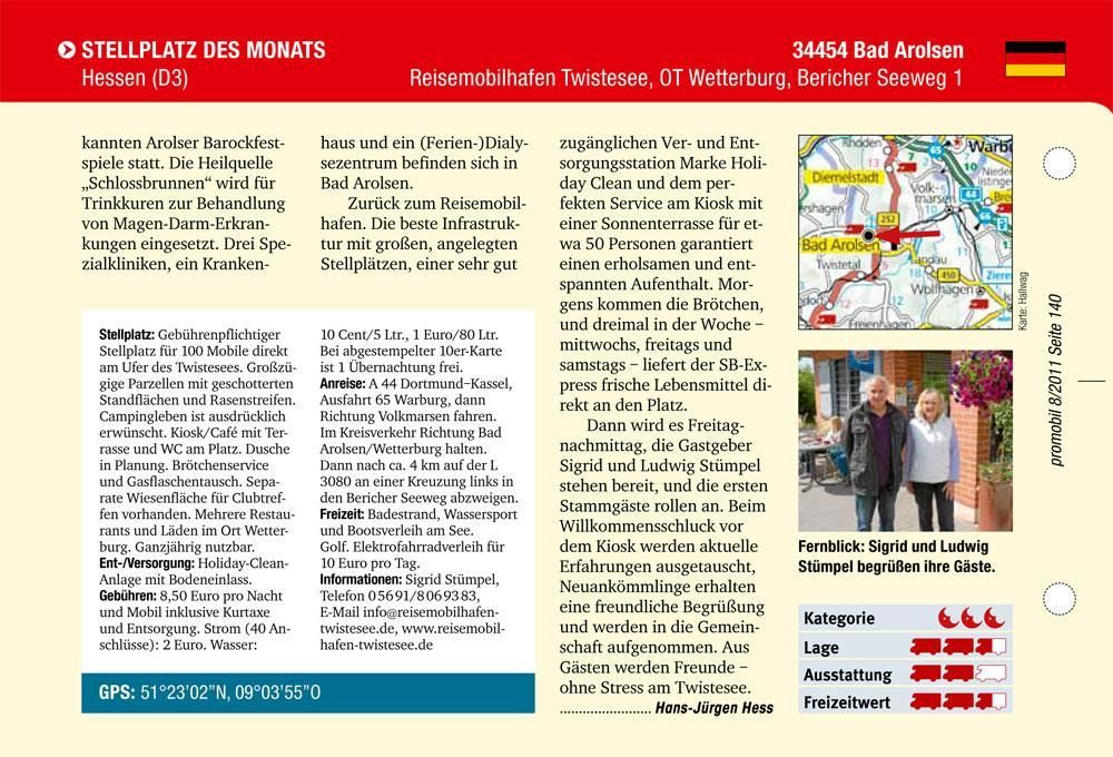 Eine Seite eines Buches zeigt eine Karte und ein Paar, das nebeneinander steht