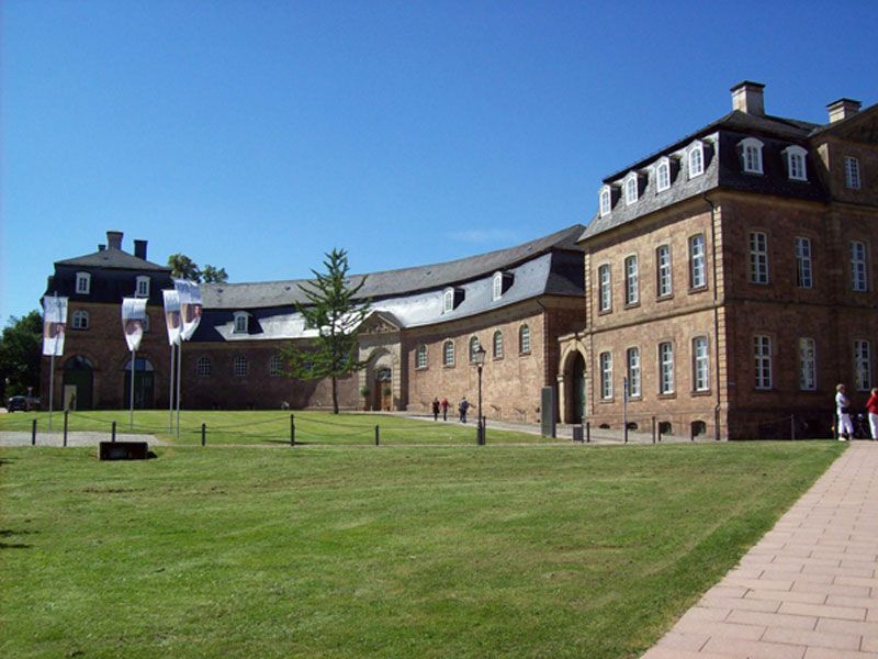 Ein großes Backsteingebäude mit einem blauen Himmel im Hintergrund