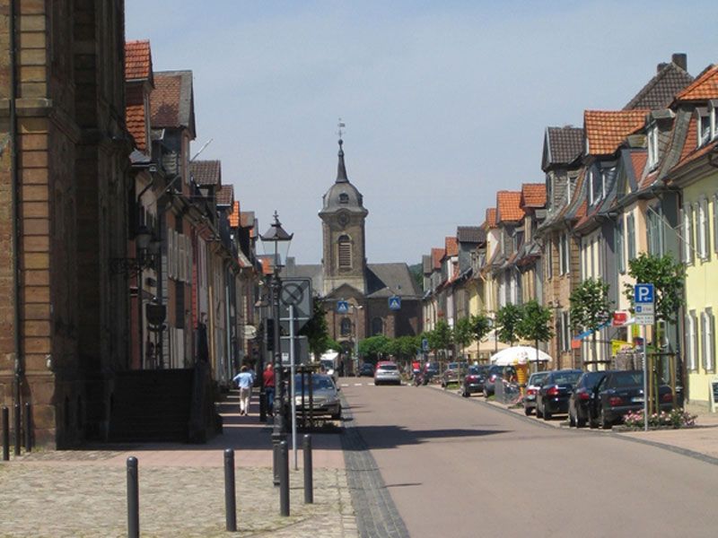 Eine Reihe von Gebäuden mit einer Kirche im Hintergrund