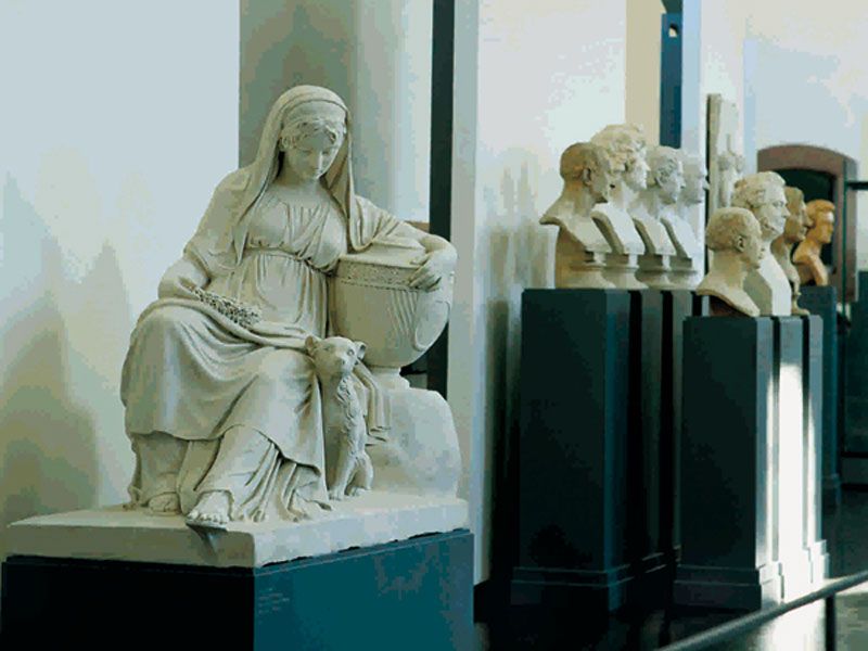 Eine Statue einer Frau, die neben einer Katze sitzt