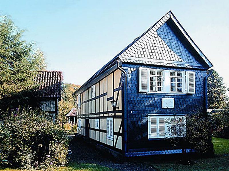 Ein Haus mit einem Dach aus Schindeln