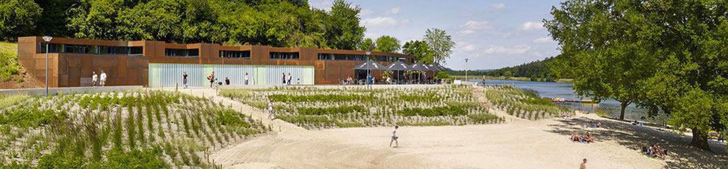 Ein verschwommenes Bild von einem Strand mit einem Gebäude im Hintergrund