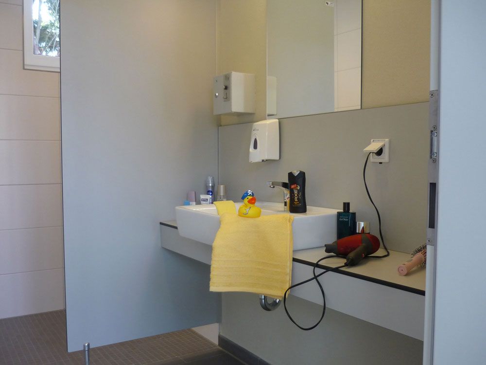 Ein Badezimmer mit einem Waschbecken und einem gelben Handtuch