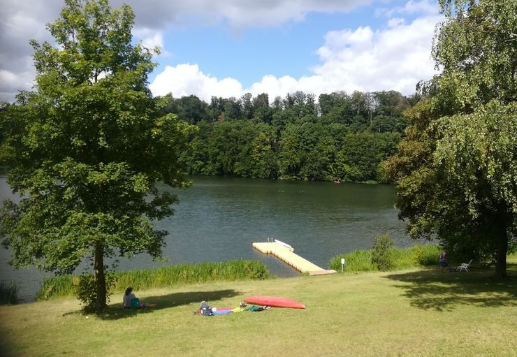 Ein See mit einem Steg in der Mitte