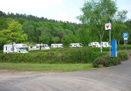 Ein Parkplatz mit einem Schild mit der Aufschrift „P“ darauf