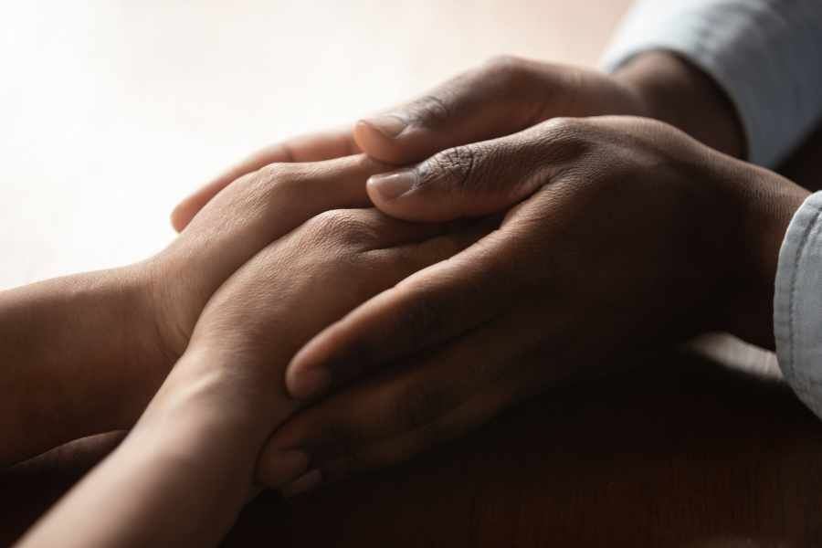 Bestattungshaus Vorsorge Liebevolle Hände halten