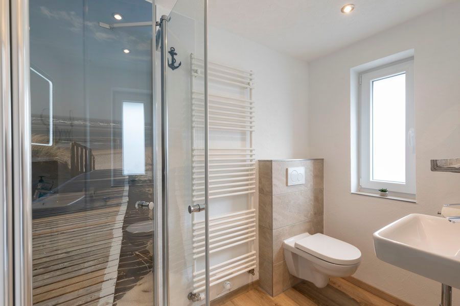 Ein Badezimmer mit Toilette, Waschbecken und Dusche.