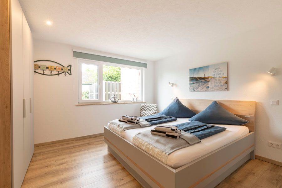 In der Mitte des Zimmers steht ein großes Bett.