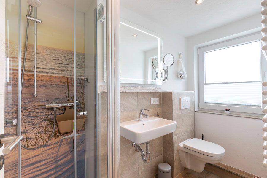 Ein Badezimmer mit Waschbecken, Toilette und Dusche.