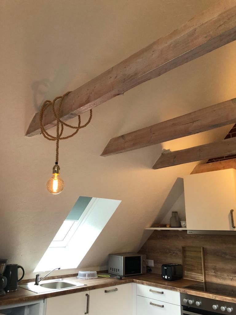 Eine Küche mit einer von der Decke hängenden Lampe