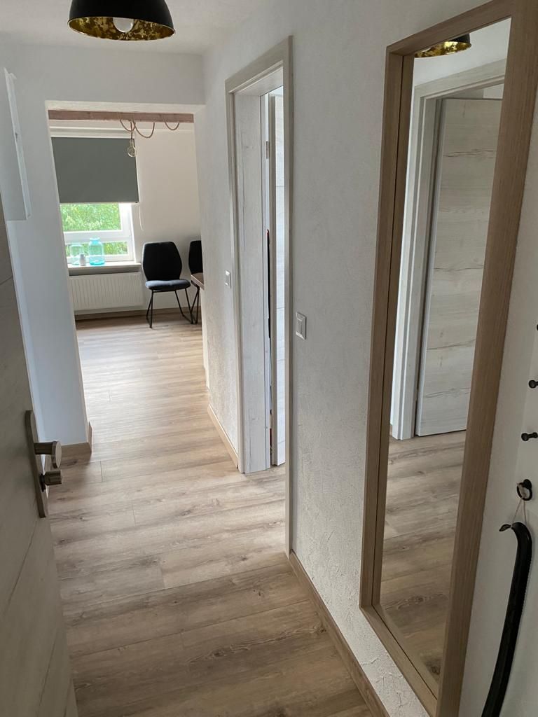 Ein Schlafzimmer mit zwei Betten und einem Fernseher an der Wand.